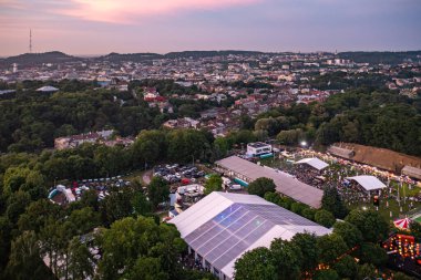 Lviv, Ukrayna - 24 Haziran 2021: Leopolis Caz Festivali. Eddie Rosner 'a ithaf edilmiş bir sahne. Piknik alanı. İHA 'dan hava görüntüsü