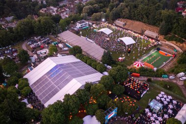 Lviv, Ukrayna - 24 Haziran 2021: Leopolis Caz Festivali. Eddie Rosner 'a ithaf edilmiş bir sahne. Piknik alanı. İHA 'dan hava görüntüsü