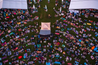 Lviv, Ukrayna - 24 Haziran 2021: Leopolis Caz Festivali. Eddie Rosner 'a ithaf edilmiş bir sahne. Piknik alanı. İHA 'dan hava görüntüsü