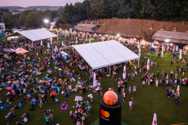 Lviv, Ukrayna - 24 Haziran 2021: Leopolis Caz Festivali. Eddie Rosner 'a ithaf edilmiş bir sahne. Piknik alanı. İHA 'dan hava görüntüsü