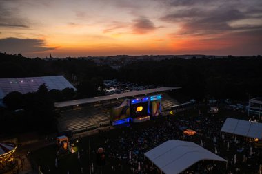 Lviv, Ukrayna - 24 Haziran 2021: Leopolis Caz Festivali. Eddie Rosner 'a ithaf edilmiş bir sahne. Piknik alanı. İHA 'dan hava görüntüsü