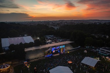 Lviv, Ukrayna - 24 Haziran 2021: Leopolis Caz Festivali. Eddie Rosner 'a ithaf edilmiş bir sahne. Piknik alanı. İHA 'dan hava görüntüsü