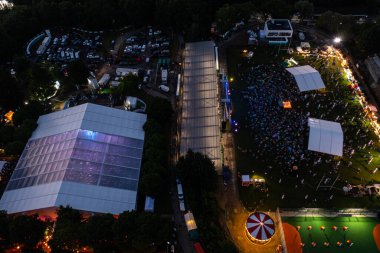 Lviv, Ukrayna - 24 Haziran 2021: Leopolis Caz Festivali. Eddie Rosner 'a ithaf edilmiş bir sahne. Piknik alanı. İHA 'dan hava görüntüsü
