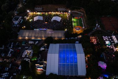 Lviv, Ukrayna - 24 Haziran 2021: Leopolis Caz Festivali. Eddie Rosner 'a ithaf edilmiş bir sahne. Piknik alanı. İHA 'dan hava görüntüsü