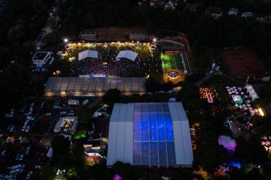 Lviv, Ukrayna - 24 Haziran 2021: Leopolis Caz Festivali. Eddie Rosner 'a ithaf edilmiş bir sahne. Piknik alanı. İHA 'dan hava görüntüsü