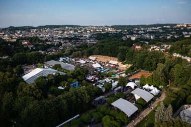 Lviv, Ukrayna - 24 Haziran 2021: Leopolis Caz Festivali. Eddie Rosner 'a ithaf edilmiş bir sahne. Piknik alanı. İHA 'dan hava görüntüsü