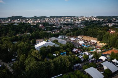 Lviv, Ukrayna - 24 Haziran 2021: Leopolis Caz Festivali. Eddie Rosner 'a ithaf edilmiş bir sahne. Piknik alanı. İHA 'dan hava görüntüsü
