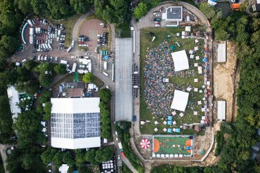 Lviv, Ukrayna - 24 Haziran 2021: Leopolis Caz Festivali. Eddie Rosner 'a ithaf edilmiş bir sahne. Piknik alanı. İHA 'dan hava görüntüsü
