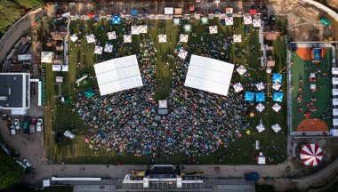 Lviv, Ukrayna - 24 Haziran 2021: Leopolis Caz Festivali. Eddie Rosner 'a ithaf edilmiş bir sahne. Piknik alanı. İHA 'dan hava görüntüsü