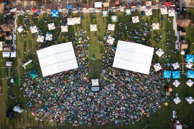 Lviv, Ukrayna - 24 Haziran 2021: Leopolis Caz Festivali. Eddie Rosner 'a ithaf edilmiş bir sahne. Piknik alanı. İHA 'dan hava görüntüsü