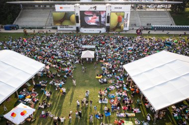 Lviv, Ukrayna - 24 Haziran 2021: Leopolis Caz Festivali. Eddie Rosner 'a ithaf edilmiş bir sahne. Piknik alanı. İHA 'dan hava görüntüsü