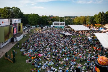 Lviv, Ukrayna - 24 Haziran 2021: Leopolis Caz Festivali. Eddie Rosner 'a ithaf edilmiş bir sahne. Piknik alanı. İHA 'dan hava görüntüsü