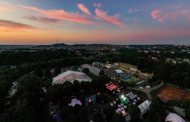 Lviv, Ukrayna - 24 Haziran 2021: Leopolis Caz Festivali. Eddie Rosner 'a ithaf edilmiş bir sahne. Piknik alanı. İHA 'dan hava görüntüsü