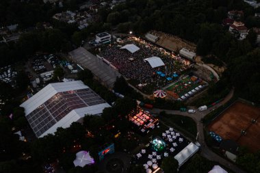 Lviv, Ukrayna - 24 Haziran 2021: Leopolis Caz Festivali. Eddie Rosner 'a ithaf edilmiş bir sahne. Piknik alanı. İHA 'dan hava görüntüsü