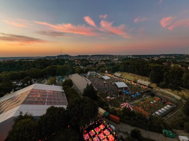 Lviv, Ukrayna - 24 Haziran 2021: Leopolis Caz Festivali. Eddie Rosner 'a ithaf edilmiş bir sahne. Piknik alanı. İHA 'dan hava görüntüsü