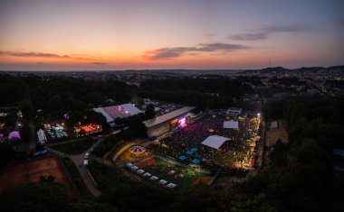 Lviv, Ukrayna - 24 Haziran 2021: Leopolis Caz Festivali. Eddie Rosner 'a ithaf edilmiş bir sahne. Piknik alanı. İHA 'dan hava görüntüsü