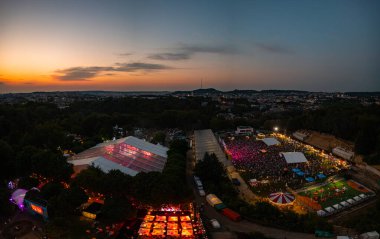 Lviv, Ukrayna - 24 Haziran 2021: Leopolis Caz Festivali. Eddie Rosner 'a ithaf edilmiş bir sahne. Piknik alanı. İHA 'dan hava görüntüsü