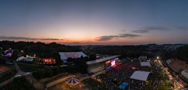 Lviv, Ukrayna - 24 Haziran 2021: Leopolis Caz Festivali. Eddie Rosner 'a ithaf edilmiş bir sahne. Piknik alanı. İHA 'dan hava görüntüsü