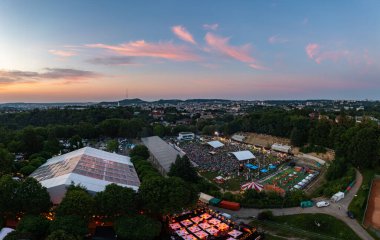 Lviv, Ukrayna - 24 Haziran 2021: Leopolis Caz Festivali. Eddie Rosner 'a ithaf edilmiş bir sahne. Piknik alanı. İHA 'dan hava görüntüsü