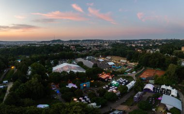 Lviv, Ukrayna - 24 Haziran 2021: Leopolis Caz Festivali. Eddie Rosner 'a ithaf edilmiş bir sahne. Piknik alanı. İHA 'dan hava görüntüsü