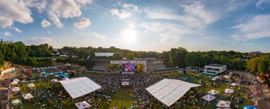 Lviv, Ukrayna - 24 Haziran 2021: Leopolis Caz Festivali. Eddie Rosner 'a ithaf edilmiş bir sahne. Piknik alanı. İHA 'dan hava görüntüsü