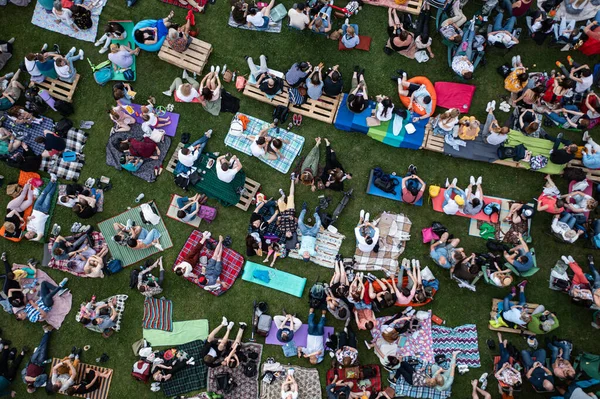 Lviv, Ukrayna - 24 Haziran 2021: Leopolis Caz Festivali. Eddie Rosner 'a ithaf edilmiş bir sahne. Piknik alanı. İHA 'dan hava görüntüsü