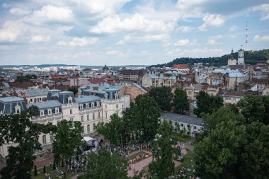 Lviv, Ukrayna - 24 Haziran 2021: Leopolis Caz Festivali. Potocki Sarayı 'nın yakınında. Piknik alanı. İHA 'dan hava görüntüsü