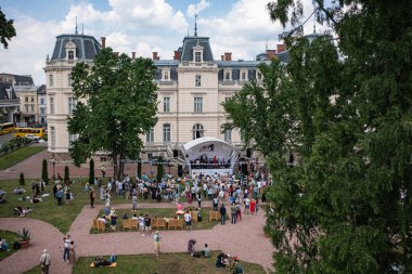 Lviv, Ukrayna - 24 Haziran 2021: Leopolis Caz Festivali. Potocki Sarayı 'nın yakınında. Piknik alanı. İHA 'dan hava görüntüsü