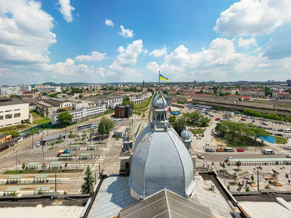 ウクライナのリヴィウ 2021年7月1日 無人機からのリヴィウの鉄道駅の眺め — ストック写真