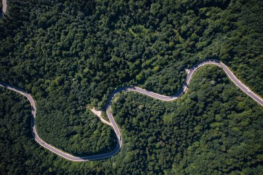 İHA 'dan dağ yoluna hava görüntüsü