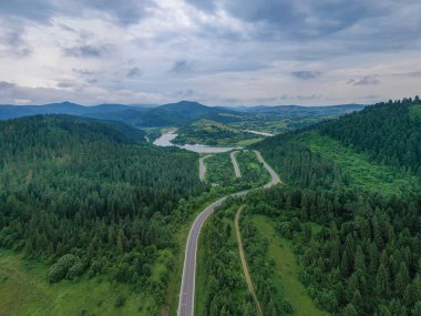 İHA 'dan dağ yoluna hava görüntüsü