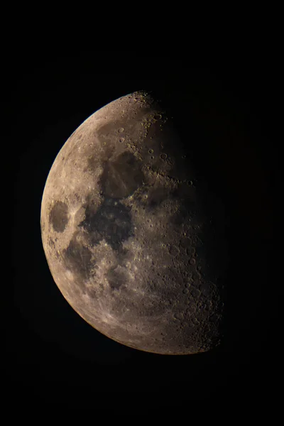 望远镜为设计目的而对月球进行的近距离拍摄 — 图库照片