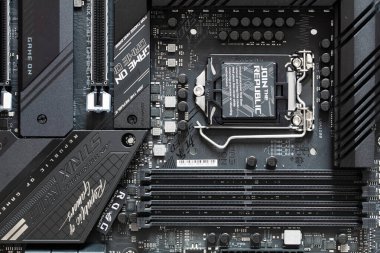 Taipei, Tayvan - 20 Ağustos 2021: Anakart ASUS ROG Strix Z590-F Oyun Wi-Fi