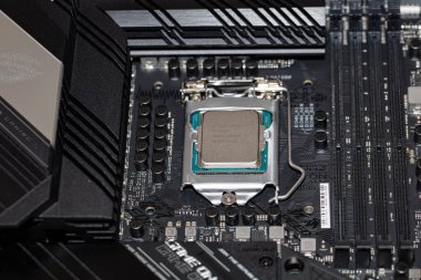California, ABD - 21 Ağustos 2021: Intel Core i9-11900 Anakart ASUS ROG Strix Z590-F Oyun Wi-Fi