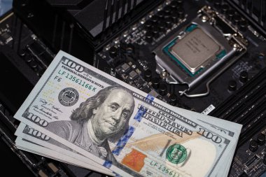 Kaliforniya, ABD - 21 Ağustos 2021: Intel Core i9-11900 İşlemcisi ve 100 dolarlık banknotların kapatılması