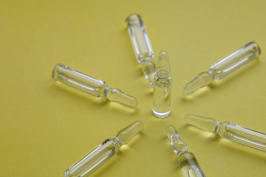 İğne için cam tıbbi ampuller. Aşı, ilaç, kolajen, vitamin ve temiz sıvı içeren ampuller.