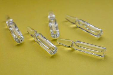 İğne için cam tıbbi ampuller. Aşı, ilaç, kolajen, vitamin ve temiz sıvı içeren ampuller.