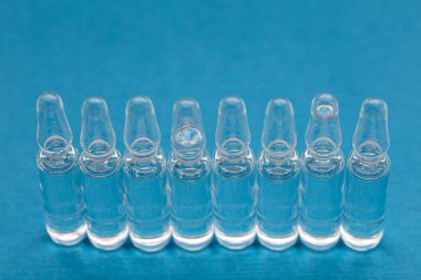 İğne için cam tıbbi ampuller. Aşı, ilaç, kolajen, vitamin ve temiz sıvı içeren ampuller.