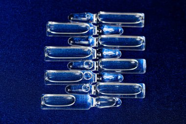 İğne için cam tıbbi ampuller. Aşı, ilaç, kolajen, vitamin ve temiz sıvı içeren ampuller.