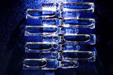 İğne için cam tıbbi ampuller. Aşı, ilaç, kolajen, vitamin ve temiz sıvı içeren ampuller.