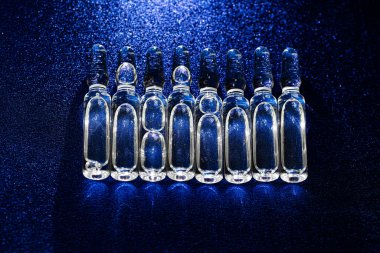 İğne için cam tıbbi ampuller. Aşı, ilaç, kolajen, vitamin ve temiz sıvı içeren ampuller.