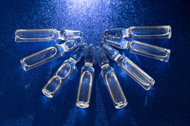 İğne için cam tıbbi ampuller. Aşı, ilaç, kolajen, vitamin ve temiz sıvı içeren ampuller.