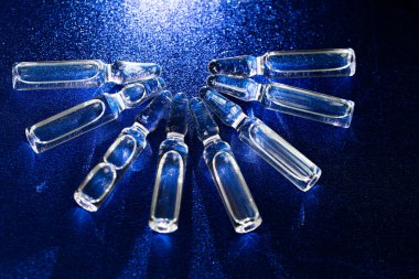 İğne için cam tıbbi ampuller. Aşı, ilaç, kolajen, vitamin ve temiz sıvı içeren ampuller.