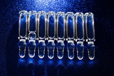 İğne için cam tıbbi ampuller. Aşı, ilaç, kolajen, vitamin ve temiz sıvı içeren ampuller.