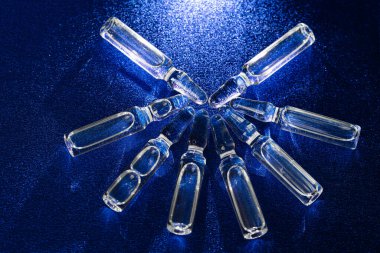 İğne için cam tıbbi ampuller. Aşı, ilaç, kolajen, vitamin ve temiz sıvı içeren ampuller.