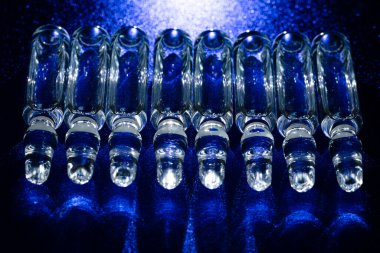 İğne için cam tıbbi ampuller. Aşı, ilaç, kolajen, vitamin ve temiz sıvı içeren ampuller.