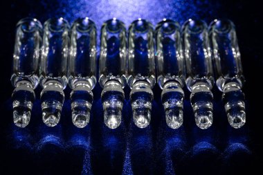 İğne için cam tıbbi ampuller. Aşı, ilaç, kolajen, vitamin ve temiz sıvı içeren ampuller.