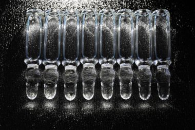 İğne için cam tıbbi ampuller. Aşı, ilaç, kolajen, vitamin ve temiz sıvı içeren ampuller.