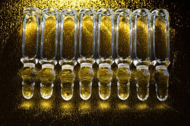 İğne için cam tıbbi ampuller. Aşı, ilaç, kolajen, vitamin ve temiz sıvı içeren ampuller.