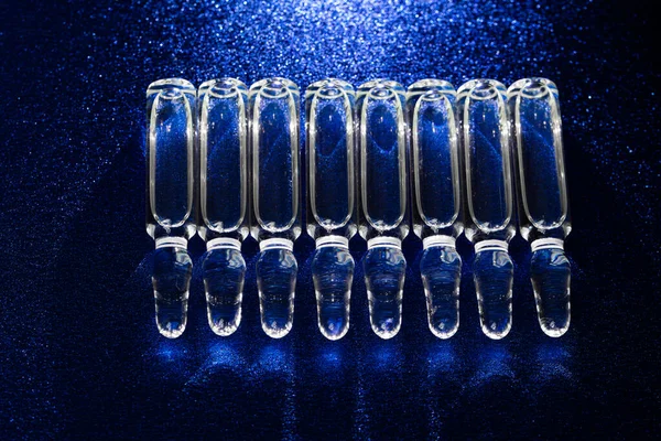 İğne için cam tıbbi ampuller. Aşı, ilaç, kolajen, vitamin ve temiz sıvı içeren ampuller.